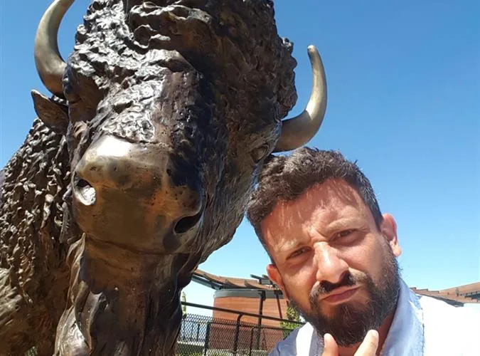 5bbbaf087eeeee63b7bf7255 Selfie20 20Bison20Statue